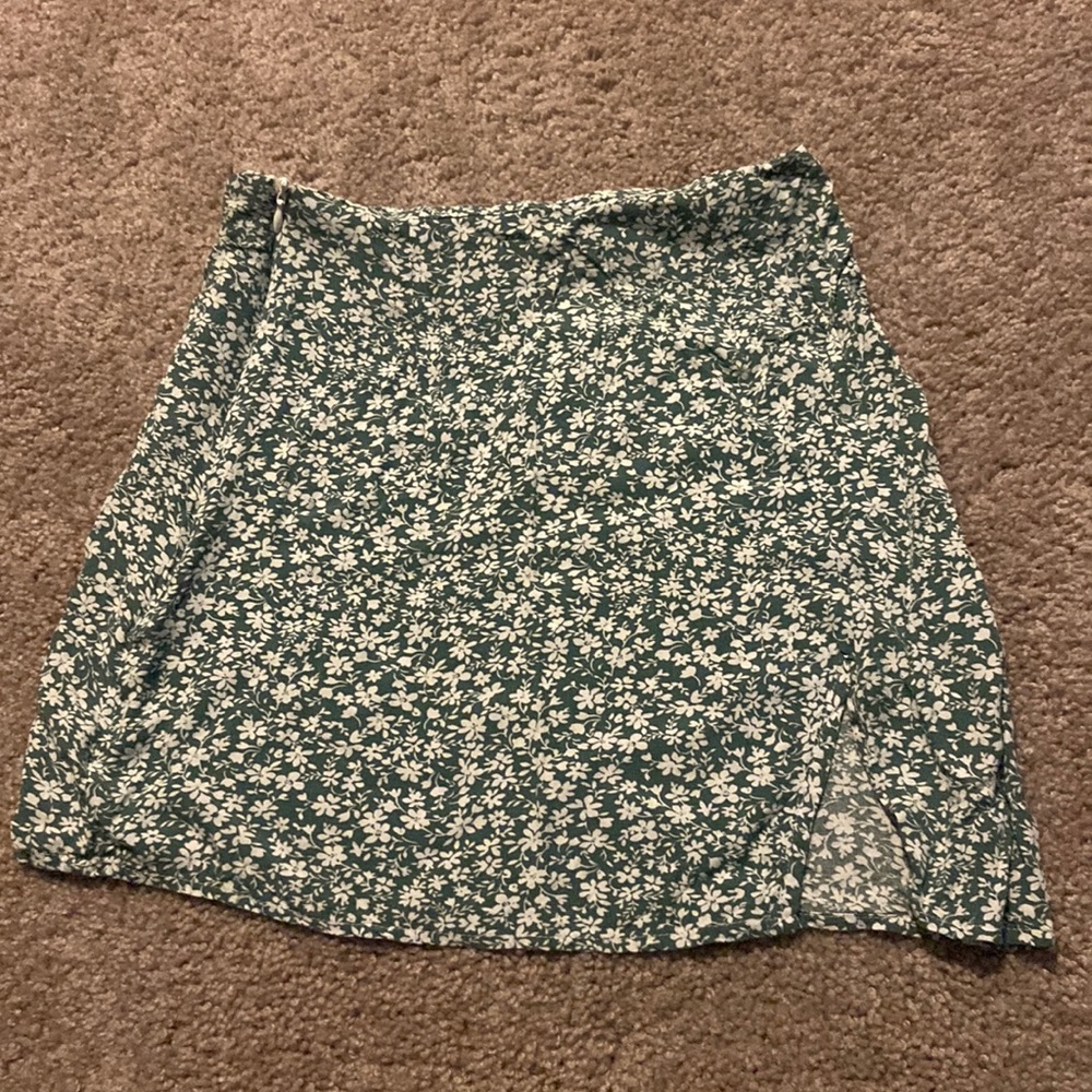 Green and white flower skirt (size XS)
